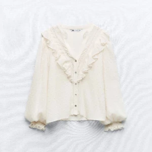 Zara blus - Säljer min jätte fina zara blus som är väldigt populär och svårt att hitta. Jätte fin på dock är den genomskinlig men de tycker jag bara är snyggt. Frakt ingår ej.