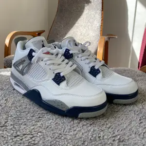 Tjena! Säljer nu mina super feta Jordan 4s 🥶 Storleken är 43 men passar också 42. Skorna har endast används ett fåtal gånger. Säljer då de tyvärr är en aning för små för mig. Vid fler bilder ellerfrågor om skorna/priset är det bara att fråga! Byter 👍