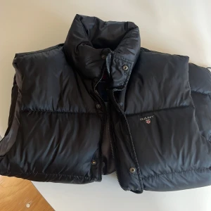 Gant väst - Gant väst endast använd ett par gånger men är lite stor, nyskick. Storleken är M men den passar även L. Otroligt skön inuti och varm för den delen perfekt för vårväder och sommarväder. Priset är ej fast så hör av vid prisförslag eller specifik bild😄👍