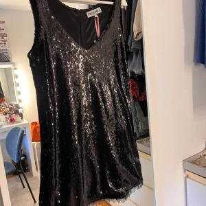 Svart glittrig klänning 🎀 - Ny skick prislappen är kvar. Rak i passformen❤️
