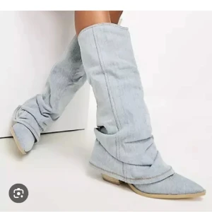 SLUTSÅLDA BOOTS - Säljer dessa snygga boots från bershka som är slutsålda! Skorna är i 39 och aldrig använda, prislappen hänger kvar.  Tveka inte på att höra av dig❤️