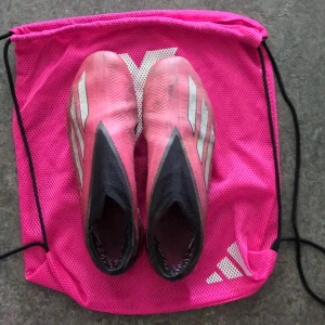 Adidas speedportal + - Säljer dessa Adidas speedportal fotbollsskor som är ganska okej skick litet håll framme vid tån men inget man märker av.   Nypris ligger runt 3200.  Påse följer med box inte