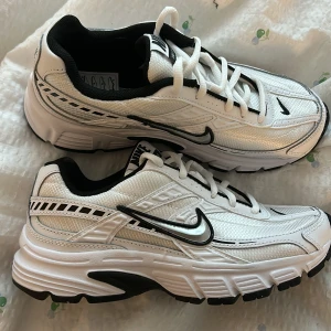 Nike iniator - Skitcoola Nike skor men som tyvärr är på gränsen till för små för mig, endast testade🩷