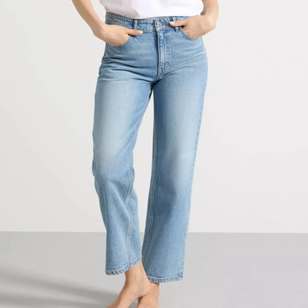 Ett par lågmidjade jeans från Lindex i storlek 38. Helt nya utan lappar. Jeans & Byxor.