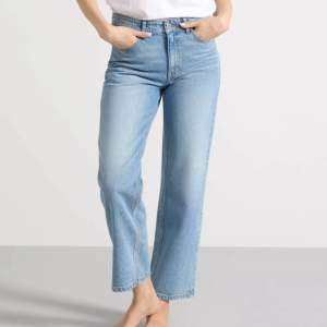 Ett par lågmidjade jeans från Lindex i storlek 38. Helt nya utan lappar