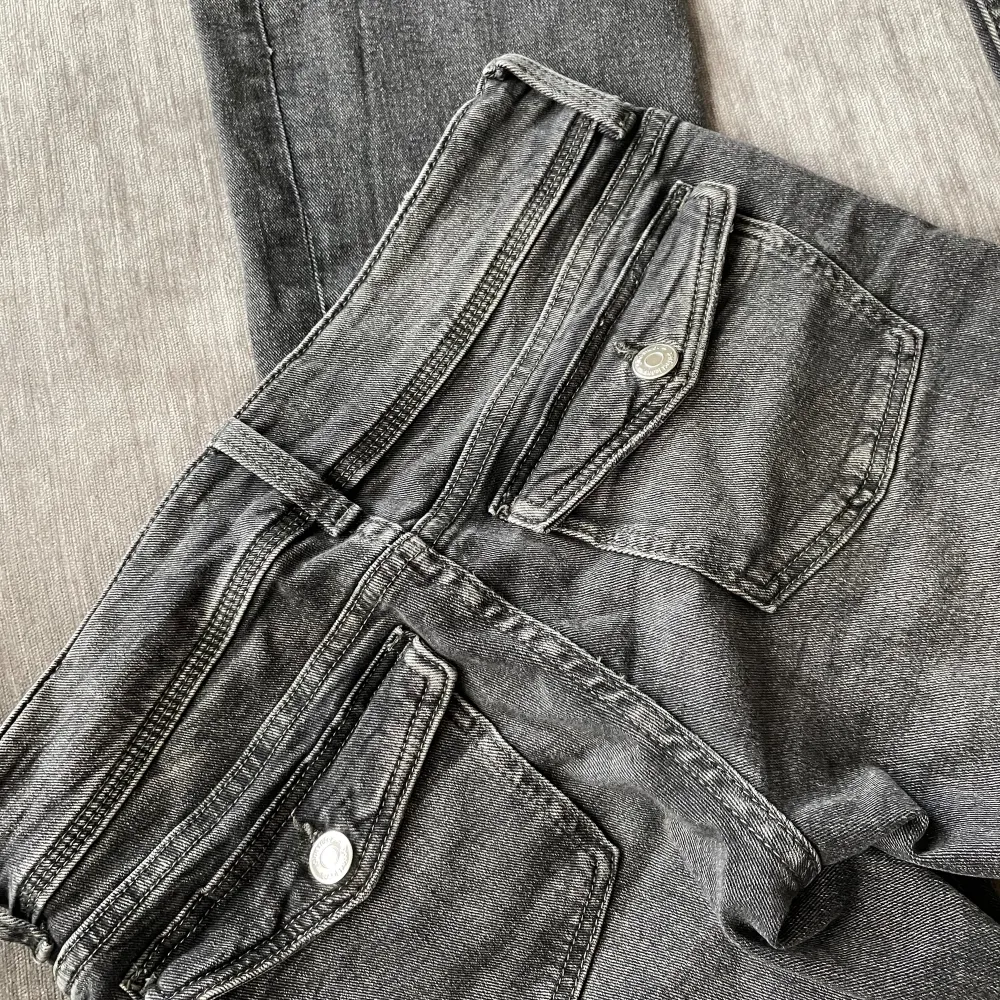 Hej, jag säljer dessa jeans eftersom att dem har blivit för små💘 Dem är i nyskick och är använda 3-4 gånger💘 Dem är i storlek 158💘 Kontakta mig vid intresse💘. Jeans & Byxor.