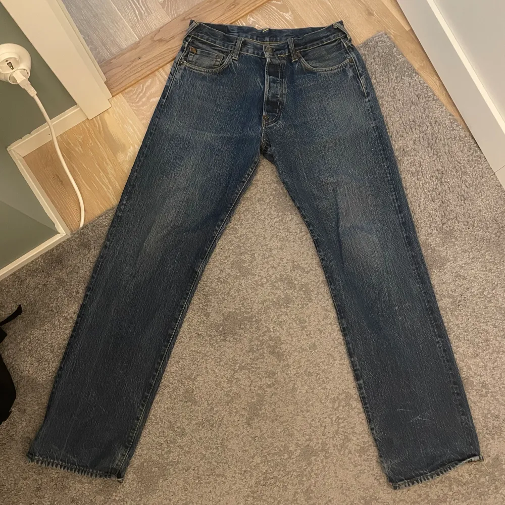 Finns ett litet hål i vänstra fickan men det har aldrig varit något problem för mig. Annars är de i bra skick. . Jeans & Byxor.