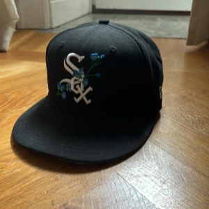 SOX keps - Riktig snygg baseboll SOX keps med blommor som detalj, ser ut som ny, perfekta till sommaren☀️👌🏻 (Kan diskutera pris)