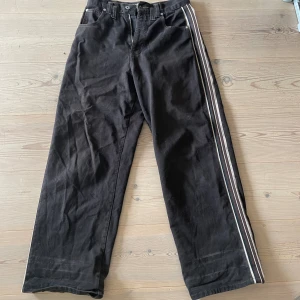 90s baggy jeans - Sjukt snygga rare baggy jeans, är trasiga längst ner som man ser på sista bilden. Skriv för frågor:) 