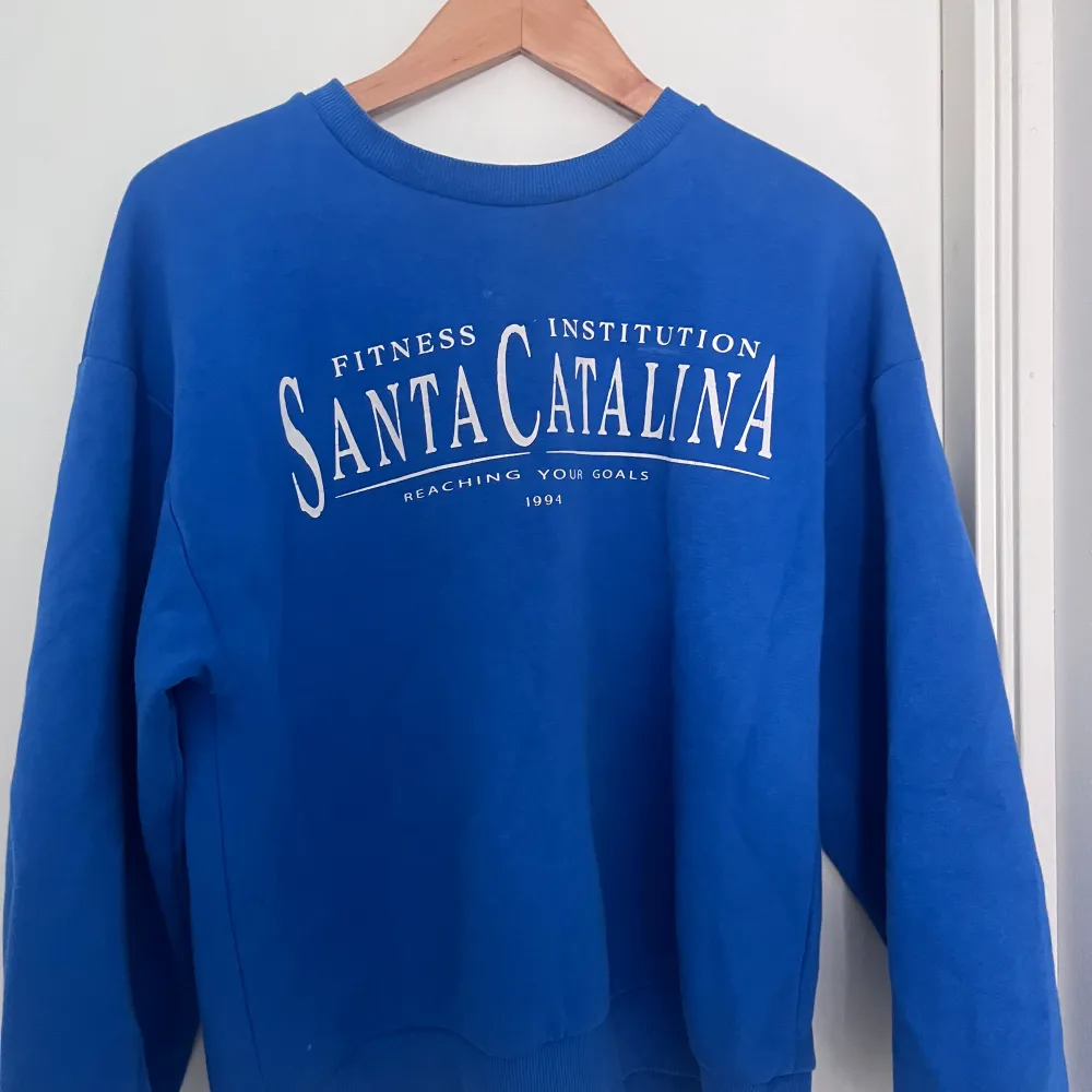Super fin Marin blå sweatshirt från Gina tricot!🤍  Används ett antal gånger men är fortfarande i bra skick!. Tröjor & Koftor.
