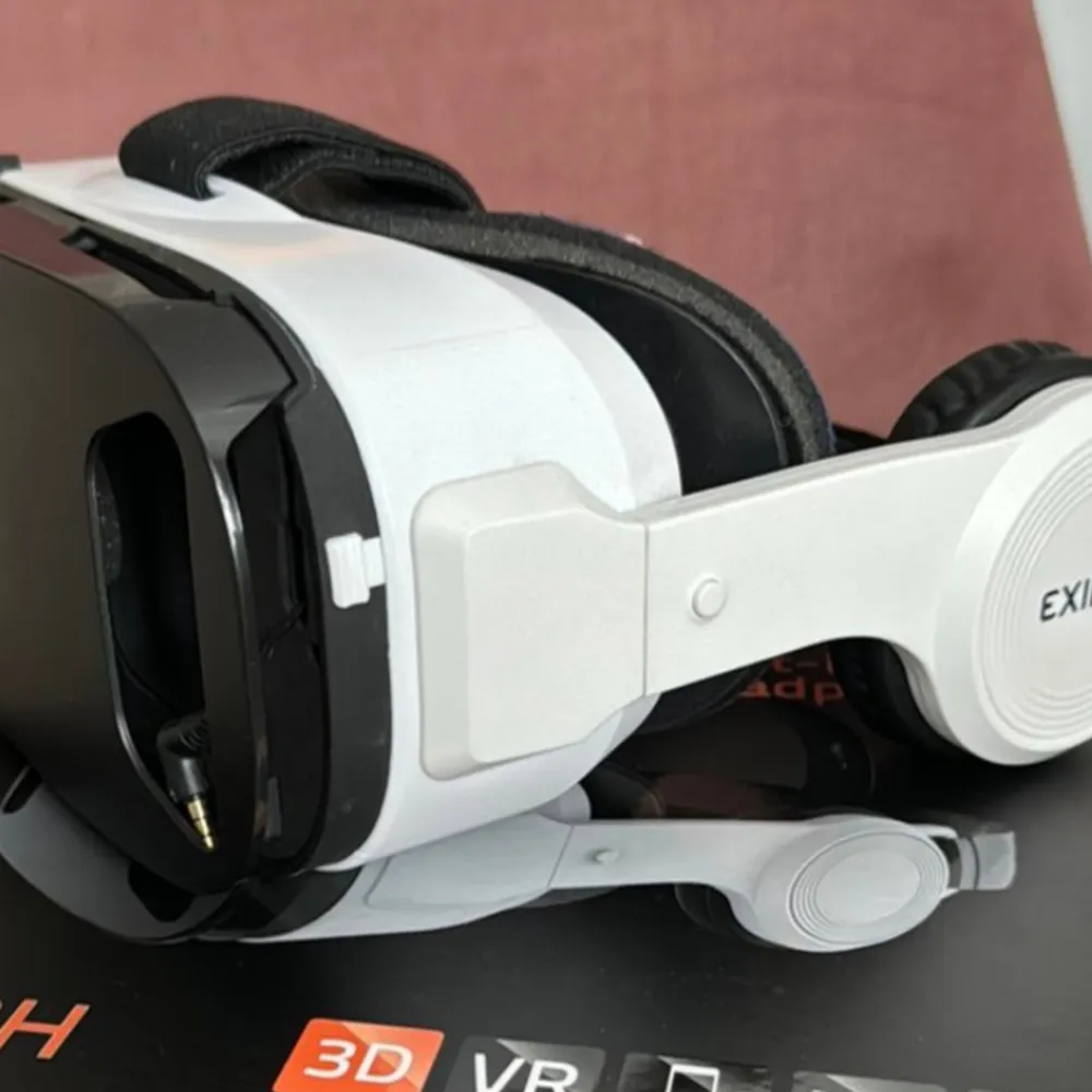 VR-glasögon för smartphone Nytt. Upplev häftiga 3D-effekter och filmer med hjälp av din smartphone  Ladda ner 3D-filmer, spel och annan underhållning i din mobil. Placera den sedan i VR-headsetet passar till alla smartphones  Kan skickas . Övrigt.