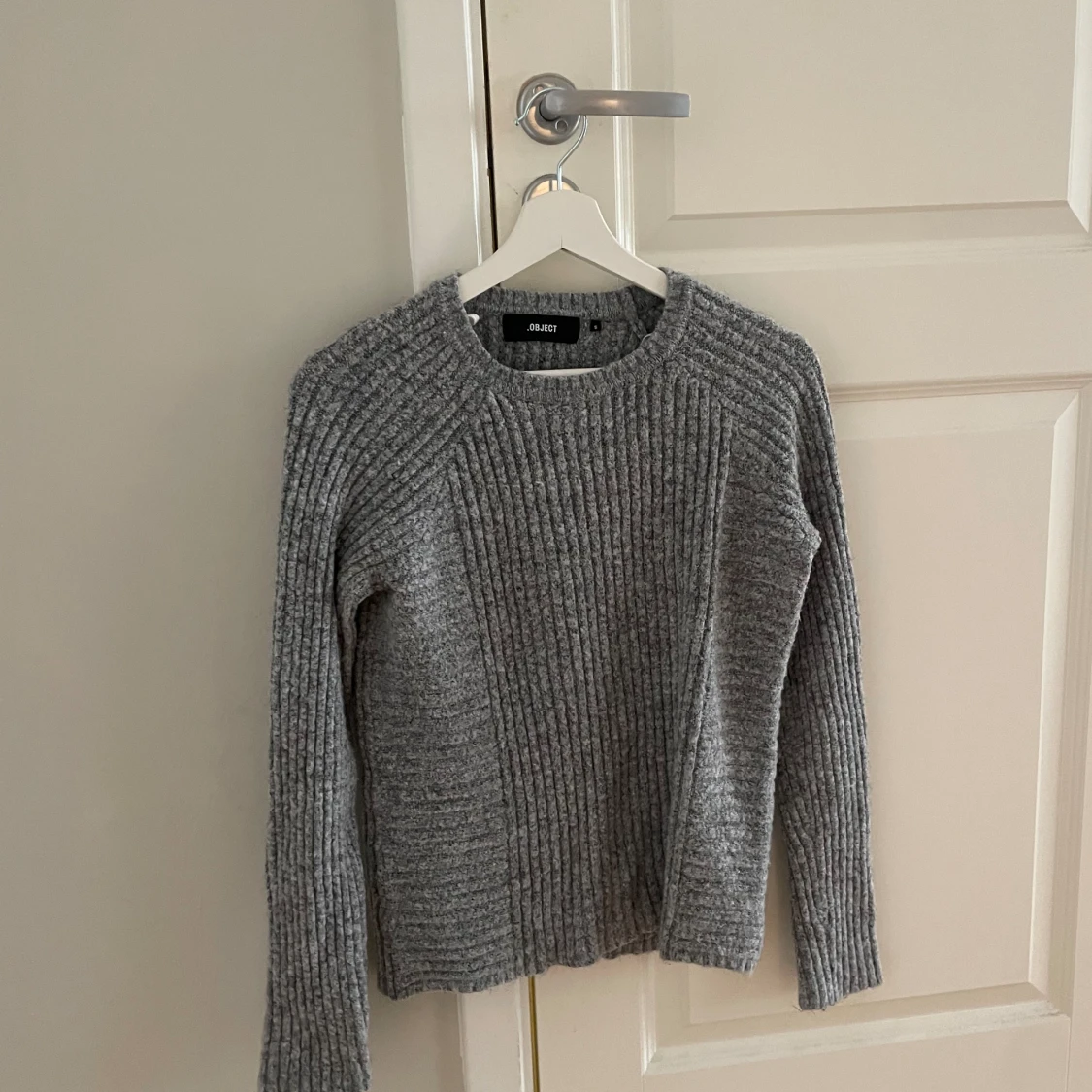 Grå stickad 