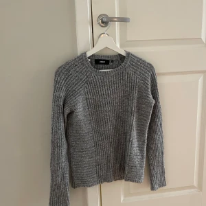 Grå stickad  - Pieces. I fint skick! Skönt material, normal i storleken. 