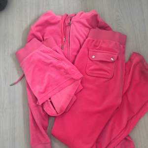 Ett skrikrosa/fluropink juicy sett. Hela setet är 1500kr tröja/500 byxor/700 shorts/300. Bra skick. Kontakta för fler bilder och frågor❤️😽 pris kan diskuteras