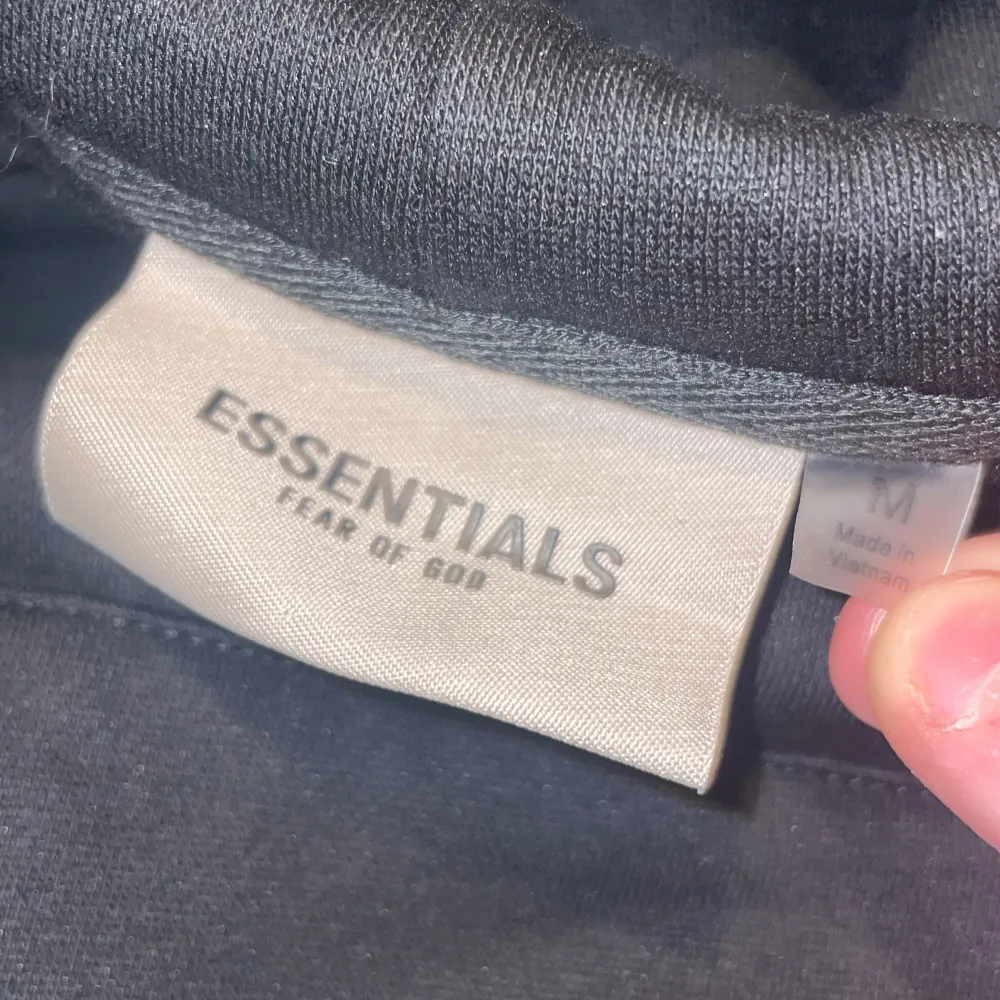 Comfort hoodie från Essentials Fear Of God. Kondition är helt ny, säljer pga. storleken. Lite mindre än vanlig Medium.  ⚠️Obs, snöre för hooden ingår ej då produkten inte inkluderade den, men eget snöre går att lägga in!. Hoodies.