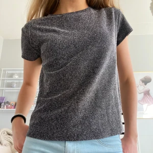 Glittrig tröja  - Glittrig tröja som är helt ny 