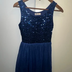 Klänning  - Jätte söt liten klänning med paljetter 