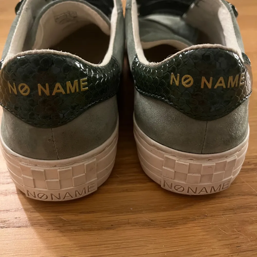 Jättefina gröna sneakers från märket NO NAME i storlek 39. Använda några gånger🌸🙌🏻köpa för cirka 1000kr. Skor.