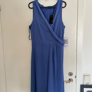 Maxiklänning - Lång fin klänning som passar perfekt till bal eller liknande, helt oanvänd då jag beställde två storlekar