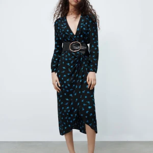 Zara klänning  - Helt ny klänning med lappen kvar från Zara. Nypris var 569kr 