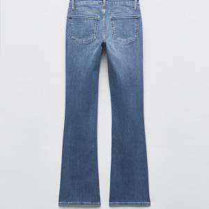 slutsålda jeans från zara! väldigt populära och väldigt snygga! jeansen är i topp skick men har någon slitning ner till, se bild 4 & 5🩷