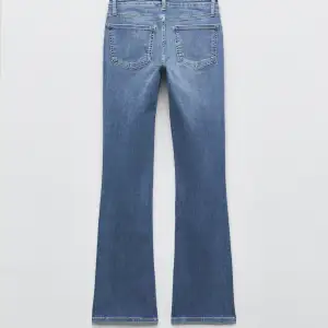 slutsålda jeans från zara! väldigt populära och väldigt snygga! jeansen är i topp skick men har någon slitning ner till, se bild 4 & 5🩷