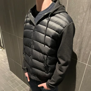 Ralph lauren cardigan  - En riktigt fin cardigan inför våren och sommaren för endast 1699kr. Riktigt fint skick då den nästan är helt oanvänd och i färgen marinblå/svart. Storlek M👍