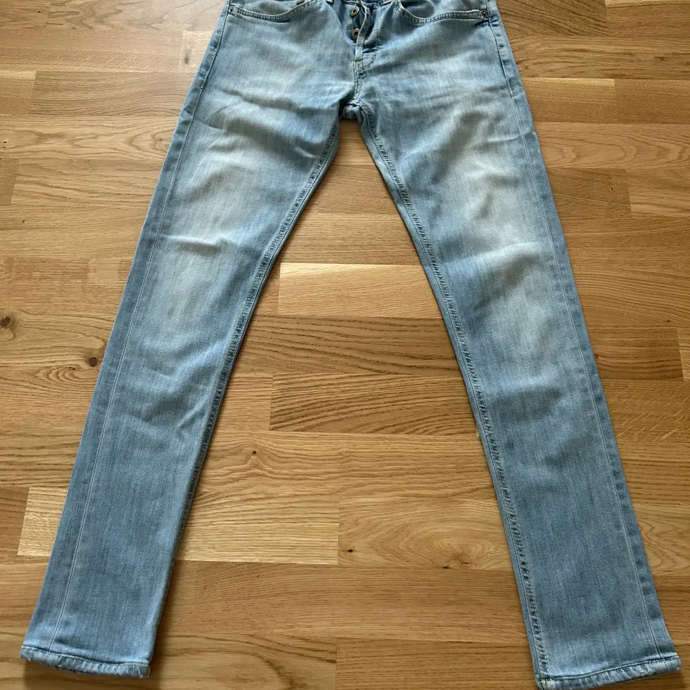 Ett par fräscha Dondup Jeans till våren och sommaren! Skick 8/10. Modell George, storlek 30, passar bra för någon som är runt 1,65-1,70. . Jeans & Byxor.