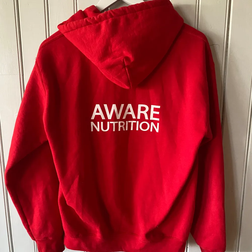 Cool hoodie från Aware Nutrition i storlek S som inte finns att köpa längre (första bilden lånad). Några noppror på vissa ställen förekommer men absolut inget man tänker på. Nypris 499, säljer för 150kr eller prisförslag! ❤️ . Sportswear.