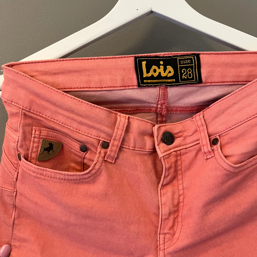 Super snygga röd rosa Lois jeans. Dem är super snygga och älskar hur dem sitter, säljer dem för att jag fick ett par likadana och vill då inte ha två par.. Jeans & Byxor.