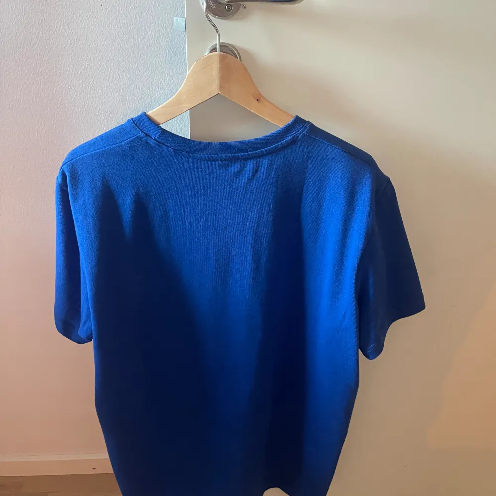 Blå Masteme Rhinestone Tshirt i storlek Large. Säljs pga att den inte används längre. . T-shirts.