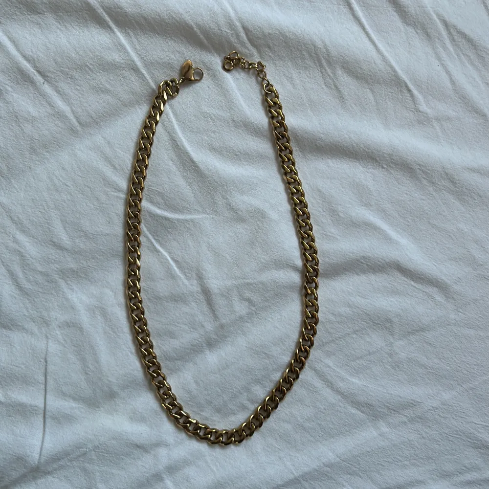 Halsband i stål av en platt, tät pansarlänk, med något rundade kanter. Nypris 499kr Bredd: 6 mm  Längd: 48 cm + 6 cm förlängningskedja. Accessoarer.