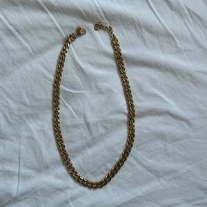 Halsband i stål av en platt, tät pansarlänk, med något rundade kanter. Nypris 499kr Bredd: 6 mm  Längd: 48 cm + 6 cm förlängningskedja