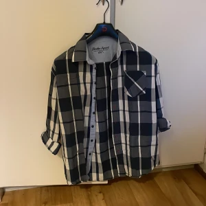 Skjorta  - Säljer den för den är för stor för mig.