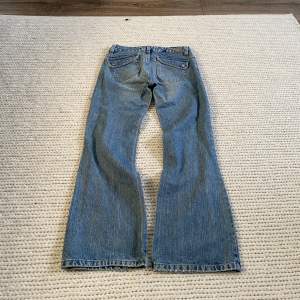 Lågmidjade jeans med coola fickor! De passar tyvär ej mig men någon som är runt 160-165 passar de troligen🩷  De är ganska utsvängda och köpta secondhand! Kan gå ner i pris🩷