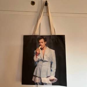 Harry Styles totebag från butiken Ivan Alexis i Köpenhamn 🤍 Aldrig använd och i jättebra skicka då tyget är väldigt tåligt, rejält och tjockt 🤍