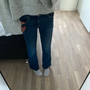 Mörkblå jeans💙 - Säljer dessa mörkblå low waist bootcut jeansen från Young gina som tyvärr blivit för små. (Nypris 350kr) Superfint skick! Köparen står för frakten!💕