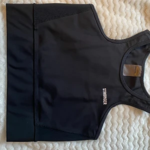 Signature crop top - Signature crop från stronger i nästintill nyskick, förutom att lappen har gulnat lite. Nypris: 499kr🌸