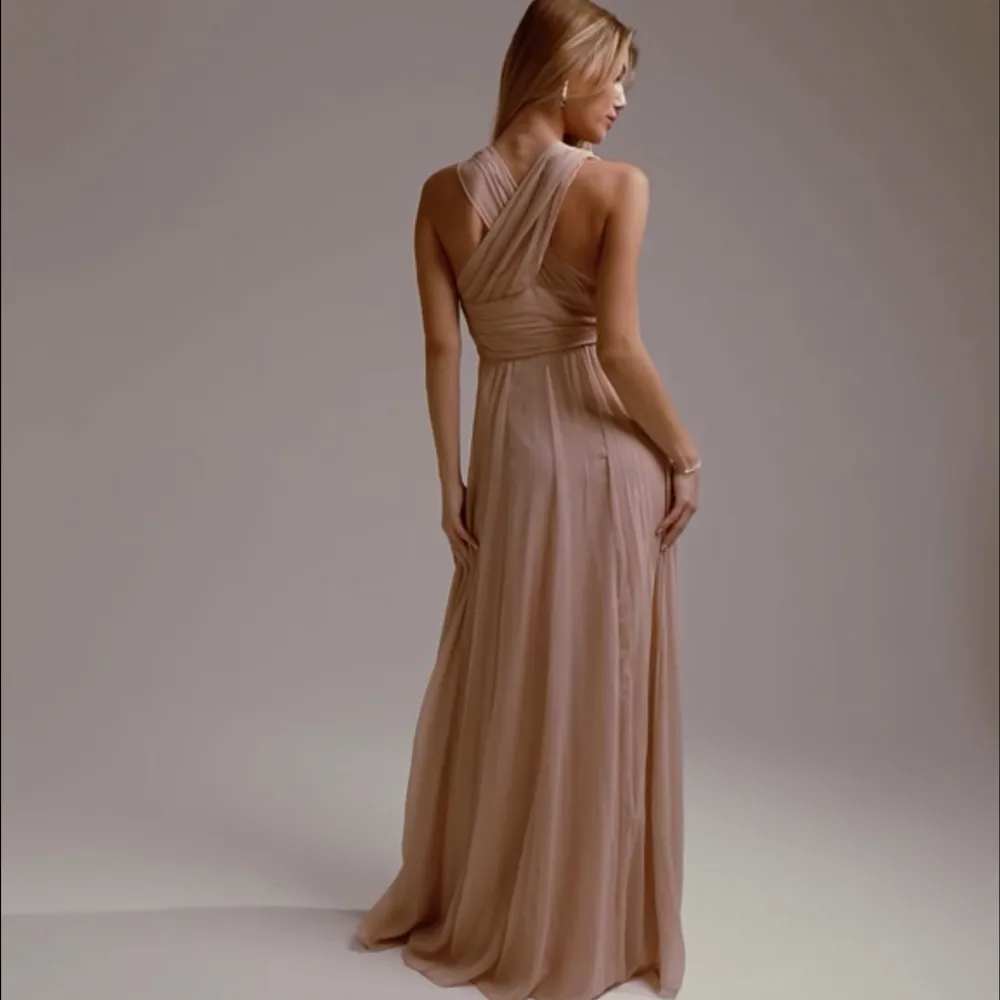 Jättefin balklänning från Asos!💖 I nyskick, säljer då jag har en annan klänning till balen.💕                       Ny pris 1 200kr🥰 Skriv för mer bilder.. Klänningar.