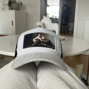 maggiore keps - Vit svart maggiore keps, skick 10/10, nypris 650, pris går att diskutera! 