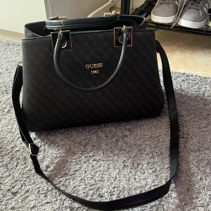 Säljer min Guess väska - Ja köpte den på en loppis för 350kr o ja vet it om den är fake eller äkta🩷