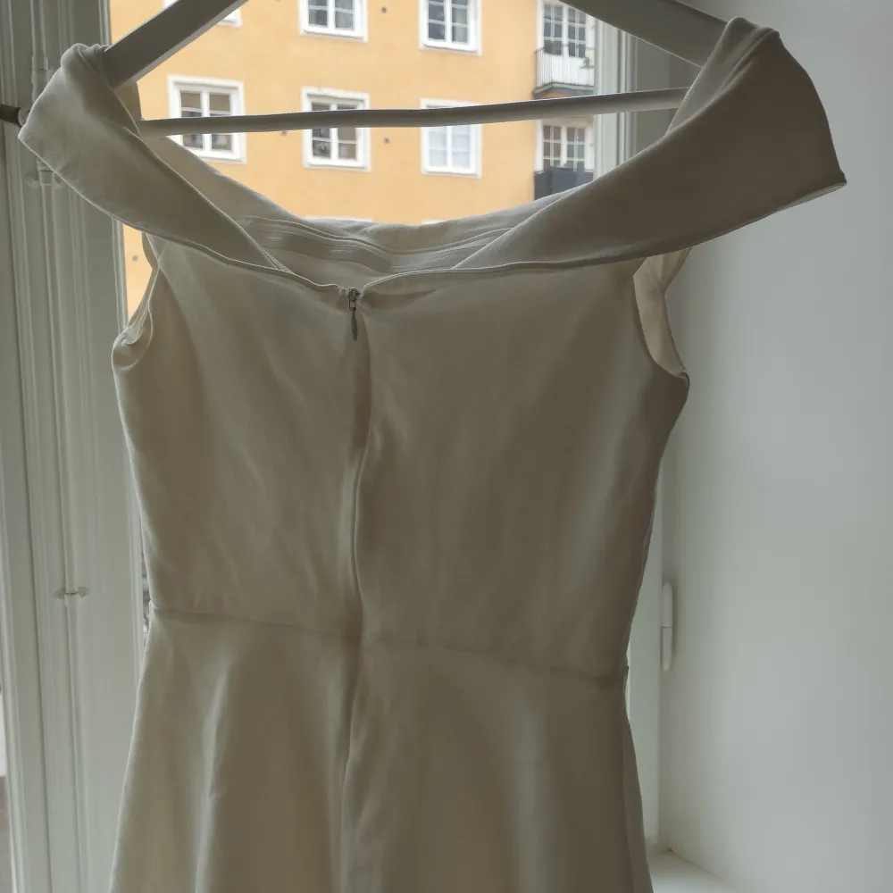 En otroligt fin klänning som passar perfekt till sommaren elr studenten💗 Två fläckar som säkert går att ta bort med nått starkt medel (se bild 3 och 4). Klänningar.