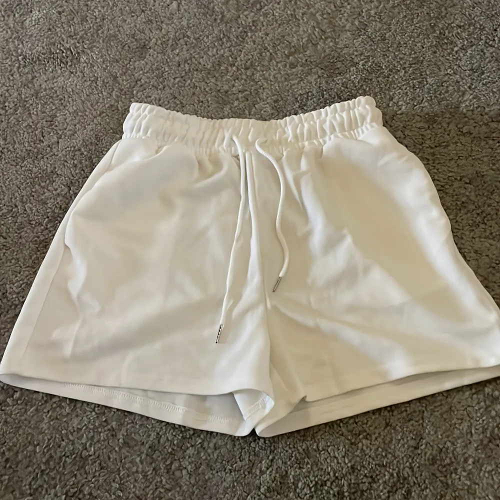 Vita shorts i storlek S, knappt använda. Köpta från shein.. Shorts.
