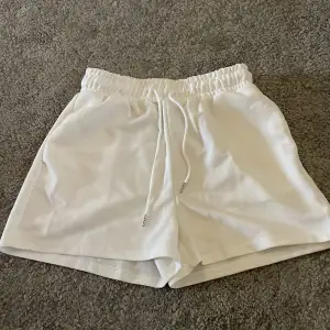 Vita shorts i storlek S, knappt använda. Köpta från shein.