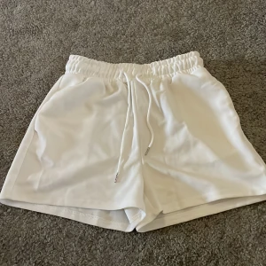 Vita shorts  - Vita shorts i storlek S, knappt använda. Köpta från shein.