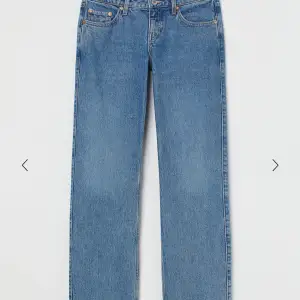 Blå weekday jeans, arrow low straight. Storlek 30/32💕 Nya Nypris 599kr, mitt pris 350kr Priset kan diskuteras💕