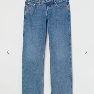 Weekday jeans - Blå weekday jeans, arrow low straight. Storlek 30/32💕 Nya Nypris 599kr, mitt pris 350kr Priset kan diskuteras💕