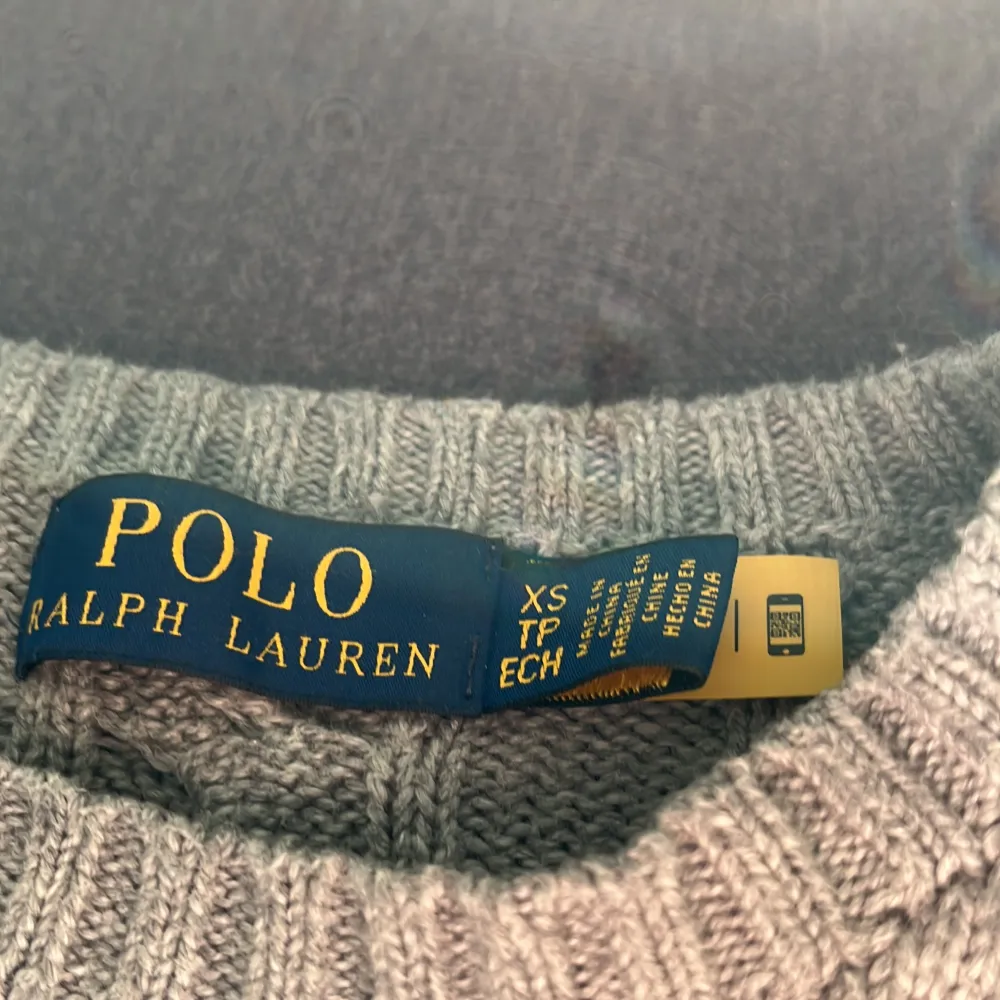 Tjena säljer en riktigt snygg Ralph Lauren tröja som är i nyskick den är inte använd så jätte mycket köpt i slutet av december nypris runt 2200 kr hör av er för fler frågor/bilder. Tröjor & Koftor.
