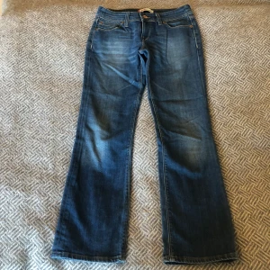 Levis jeans - utsvängda jeans. Midja 36, benlängd 92. Jag är 163 cm. Mycket bra skick!