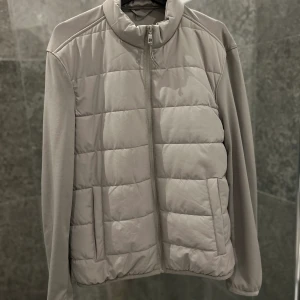 Zara cardigan - En Zara cardigan i nyskick! Storlek L passar M/S. Relativt liten i storlek. Köpt från deras hemsida 500kr mitt pris 300kr. Hör av dig vid frågor 